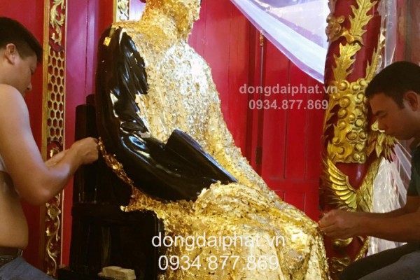 Thếp vàng tượng thờ ông bà Đỗ Công Tường ở Đồng Tháp.