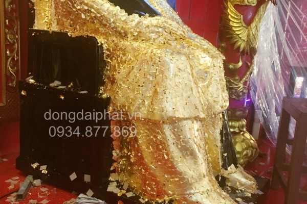 Thếp vàng tượng thờ ông bà Đỗ Công Tường ở Đồng Tháp.