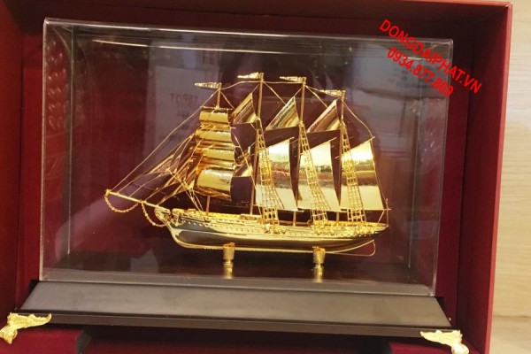 Mô hình thuyền buồm  mạ vàng 24K độc đáo