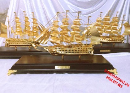 Mô hình thuyền buồm  mạ vàng 24K độc đáo