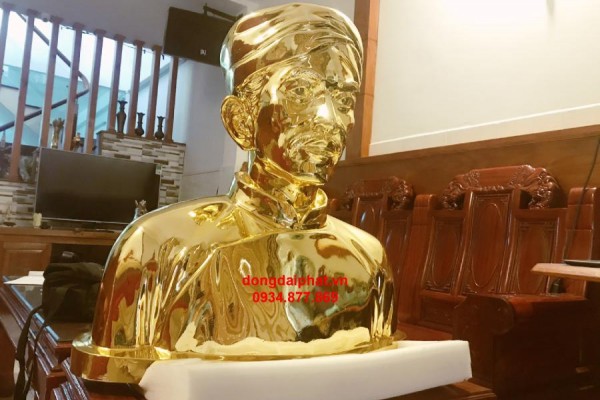 Dát vàng 9999 tượng cụ Nguyễn Trung Trực tại Phú Quốc.