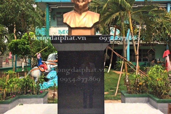 Đúc tượng đồng Nguyễn Tấn Kiều ở Sài Gòn.