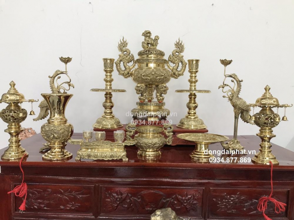 Đồ thờ cúng bằng đồng mang đến nét trang trọng hơn cho bàn thờ gia tiên của bạn