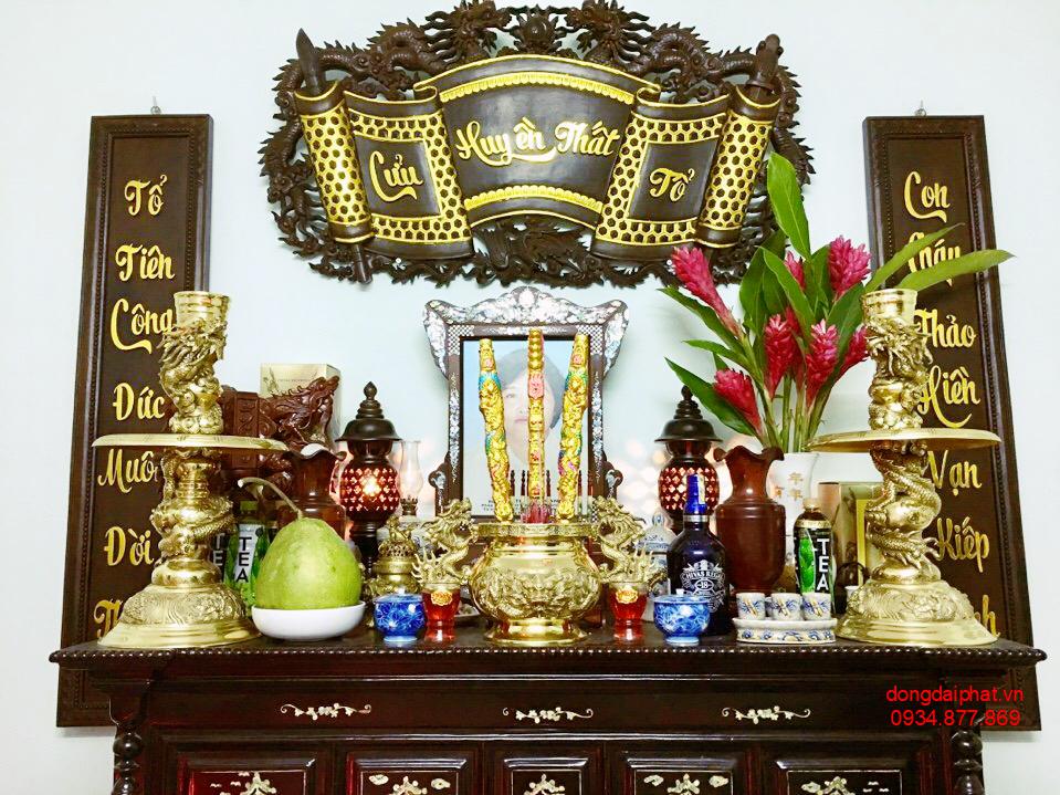Trang trí bàn thờ ngày tết bằng các vật phẩm thờ cúng bằng đồng