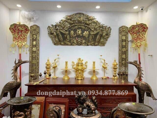 Tranh trí phòng thờ gia tiên hoành phi đồng