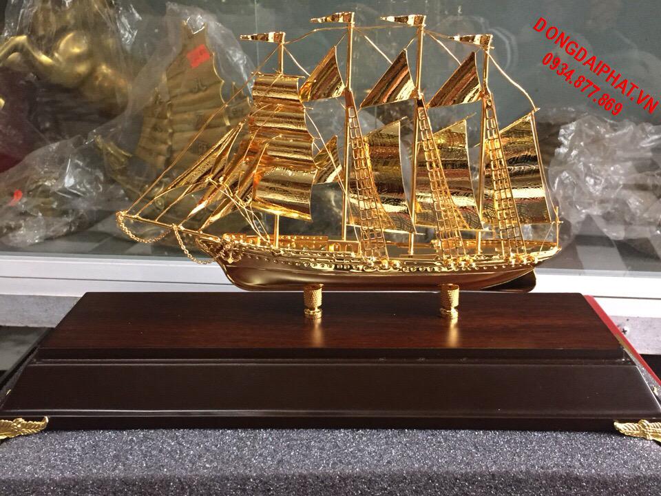 Thuyền buôm mạ vàng quà tặng mô hình thuyền buồm  Vua Vàng