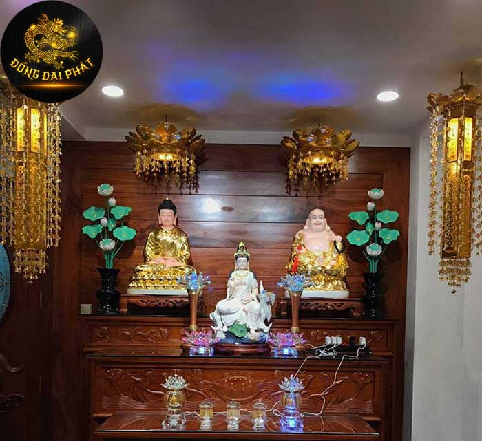 Sắp xếp tượng Phật: Sắp xếp tượng Phật trở thành một hình thức trang trí nhà cửa rất được ưa chuộng trong những năm gần đây. Với sự tỉ mỉ, tinh tế và sáng tạo, các tượng Phật được bố trí hài hòa và đẹp mắt, mang lại sự thanh tịnh và bình an cho không gian sống của bạn.