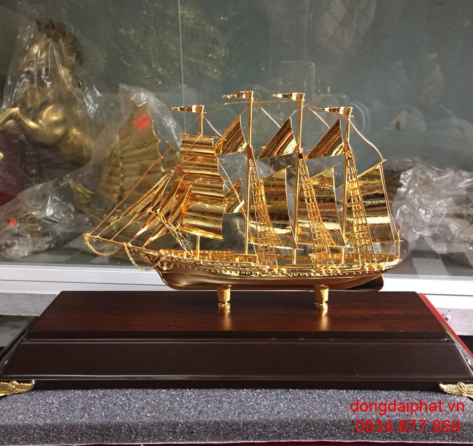 thuyền buồm mạ vàng 24k tặng doanh nhân