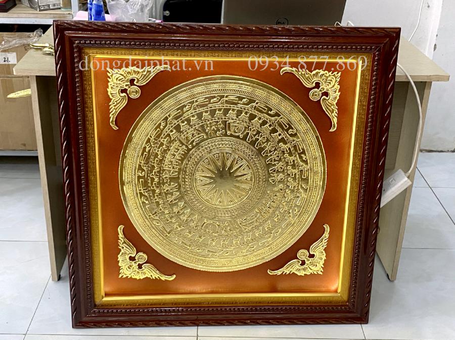 Mặt trống đồng đóng khung dát vàng