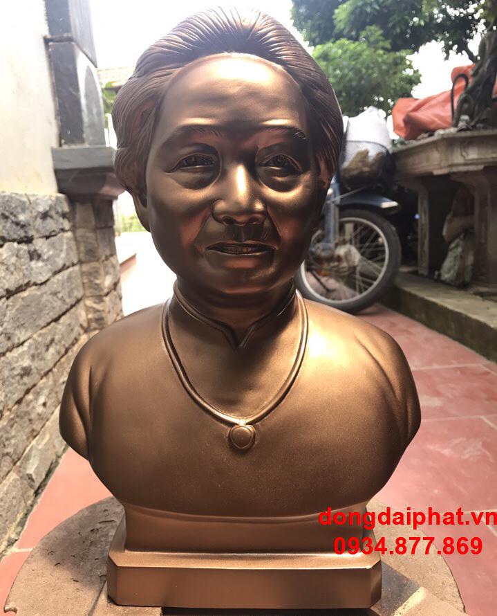 tượng đồng chân dung cụ bà